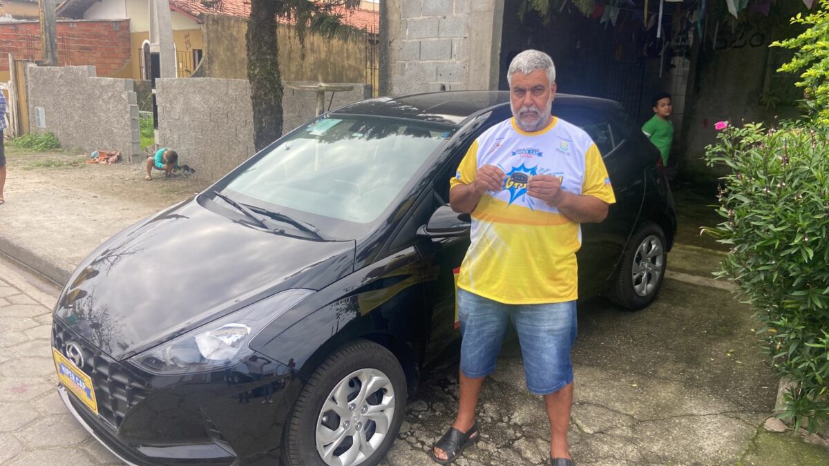 Caminhoneiro de Itanhaém ganha sozinho um HB20 zero e vai viajar com a família.